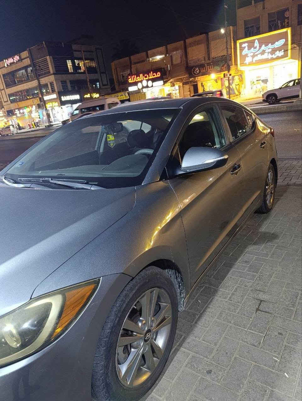 النترا 2018 وارد امريكي 
فول مواصفات لون رصاصي 
حادثها بنيد فقط بدون ايرباك وبيها الدوسة مصبوغة بالعراق
بيها بارد مكانات
مواصفات 
-بصمة تشغيل وبابتين
-ويل كب
-فتحة سقف
-تبريد منفصل 
-مانع انزلاق
-اشاير مري
-رادار جانبي
-تدفئة كشنات امامية
-مثبت سرعة
-شاشة كاربلي 
السيارة ماشية ١١٦ مبدلة رواجز فقط 
السيارة رايدها ب١٢,٨٠٠ دولار بيها مجال بسيط 
*********** بغداد, العراق

