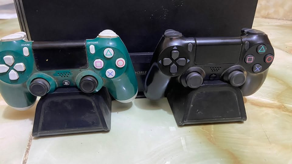 بلي فور برو 
احدث اصدار 13.52 اون لاين 
مع 7 اقراص موضحه بصور gta5 ماموجوده حافظته
الجهاز نضيف ومرتب 
كامل ملحقاته 
السعر 350
مكاني كربلاء طوريج 
***********
