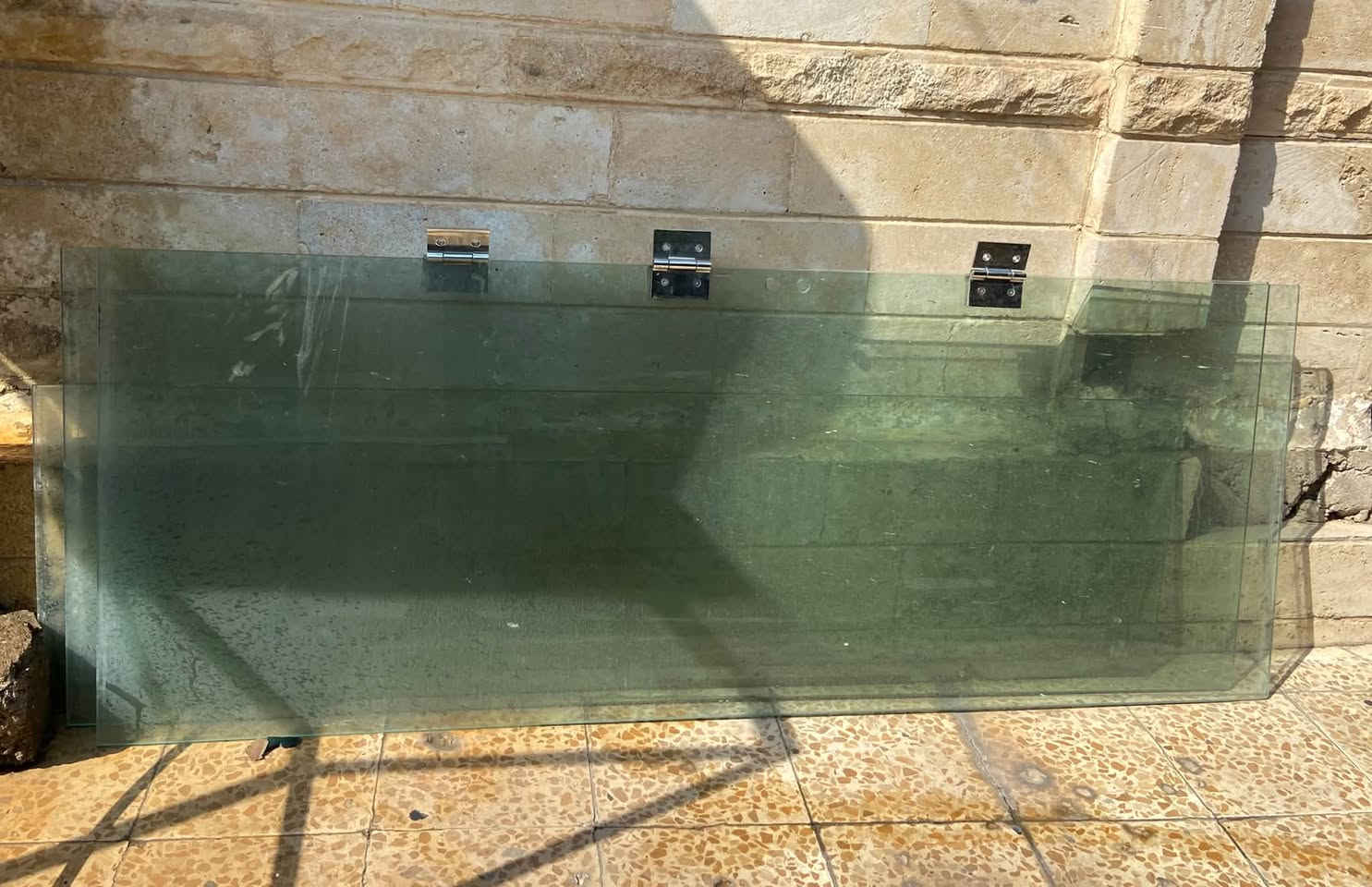 السلام عليكم ..
زجاج سميك جداً بسُمك (1سم) بحالة نظيفة وممتازة عدده اربع قطع مع باب صغير . يصلُح لعمل جامخانة خارجية . 

⭕️ قطعتين ابعادهم (الطول ١٨٧ والعرض ٧١)

⭕️ قطعتين ابعادهم (الطول ١٨٠ والعرض ٥٠)

⭕️ باب صغير ابعاده ( الطول ٨٠ والعرض ٤٠) 

للعلم هذا الزجاج فقط ماكو وياه سكة او ملبن .

السعر ١٢٥ الف وبي مجال للمعامله . الشراي يتفضل خاص او يتواصل على الرقم المذكور ***********
