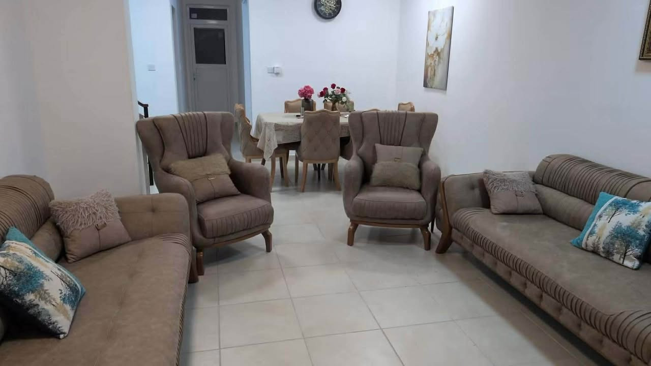 🏡 للإيجار – بيت مؤثثة بالكامل في أبو غرق / مجمع الكوثر السكني
📍 الموقع: أبو غرق – مجمع الكوثر السكني

✨ مواصفات البيت:

✅ المساحة: 150 متر مربع.

✅ طابقان.

✅ مؤثثة بالكامل بأثاث راقٍ وحديث.

✅ جميع الغرف مجهزة بمكيفات (سبلت).

✅ جاهزة للسكن مباشرة.

🏠 الطابق الأرضي:

✅ غرفة نوم مؤثثة بأثاث جديد من الصاج.

✅ صالة واسعة ومؤثثة.

✅ كريدور.

✅ مطبخ حديث مجهز بالكامل، ويحتوي على جميع الأجهزة الكهربائية والأدوات المنزلية، منها غسالة صحون، قلاية هوائية، أجهزة وأدوات طبخ متنوعة، قدور، طاوات، صوانٍ، وجميع مستلزمات المطبخ بنوعيات ممتازة.

✅ مجمع صحيات.

✅ كراج سيارة.

🏠 الطابق الثاني:

✅ غرفتا نوم مؤثثتان.

✅ كريدور.

✅ مخزن.

✅ مجمع صحيات.

✨ مميزات إضافية:

✅ صالة (هول) مؤثثة بالكامل مع سفرة طعام وسجاد.

✅ تبريد وتدفئة.

✅ منزل متكامل ولا يحتاج المستأجر إلى أي تجهيزات إضافية.

💰 للاستفسار ومعرفة تفاصيل الإيجار، يرجى التواصل ممعنا

☎***********/☎️***********

📍 عنوان المكتب:

الحلة، حي المعلمين، شارع مستشفى طيبة، مجاور حسينية موسى الكاظم.
