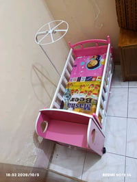 سرير اطفال • نظيف • مع دوشك