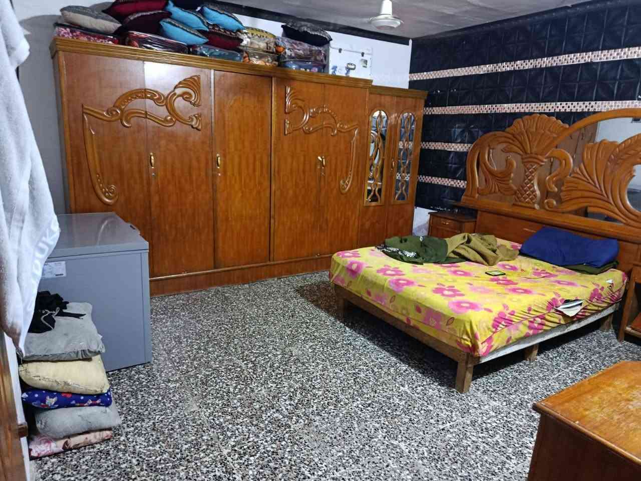بيت للبيع ١٢٠ م مربع طابقين ثلاثه غرف نوم وغرفه خطار صالتين وحمامات اثنين علمن أن الطابق الثاني سندويش بل ١٠٠م بحي الزهراء السعر 80 وبي مجال لاتصال ***********
