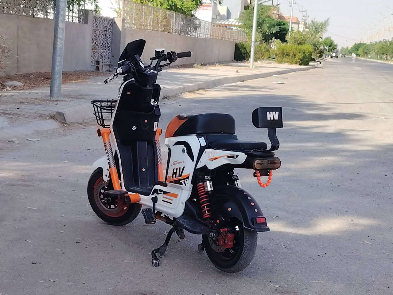 سلام عليكم دراجه شحن للبيع فول مواصفات فول نضافه شخط مابي  جديده كهربائيات فول مواصفات الدراجه مثبت سرعه وبيه نضام رجوع للخلف  ٤ سرع ٥ بطاريات حجم كبير شرط الدراجه مامتعوبه سعر  ٤٥٠ وبيه مجال للشراي يطب خاص ويدلل
