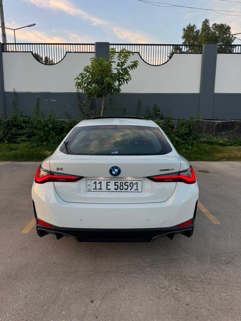 السلام عليكم 
bmw 2024 
كهرباء فول الكترك 
قطعتين صبغ 
بدون دواخل
رقم بغداد 
265 $
***********
شنو الموديل الكامل بالضبط للـ BMW؟ يعني i4 لو iX لو موديل ثاني، وشكد المواصفات/الفئة؟: 
i4 e35
شكد الممشـى الفعلي للسيارة، ووضع البطارية شلون من ناحية الصحة والمدى؟: 
15 الف 
جيد جدا
وين موقع السيارة حالياً بالعراق حتى المشتري يعرف وين يجي يفحصها؟: 
بغداد / اليرموك او الكاظمية
السعر 265$ نهائي لو بيه مجال بسيط، ومنو يطلب الفحص قبل الشراء؟: 
مجال بسيط