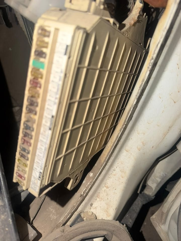 علبه الفيوزات الرئيسية (Fuse Box)، الدوائر مثل:
* ECU-IG → تغذية كمبيوتر السيارة
* ABS → نظام ABS
* WIPER → المسّاحات
* STARTER → السلف
* A/C → المكيّف
* AIR SUS → نظام التعليق الهوائي
* DOOR → الأبواب

للبيع مكان ناصرية ***********
السعر الي يعجبك .
