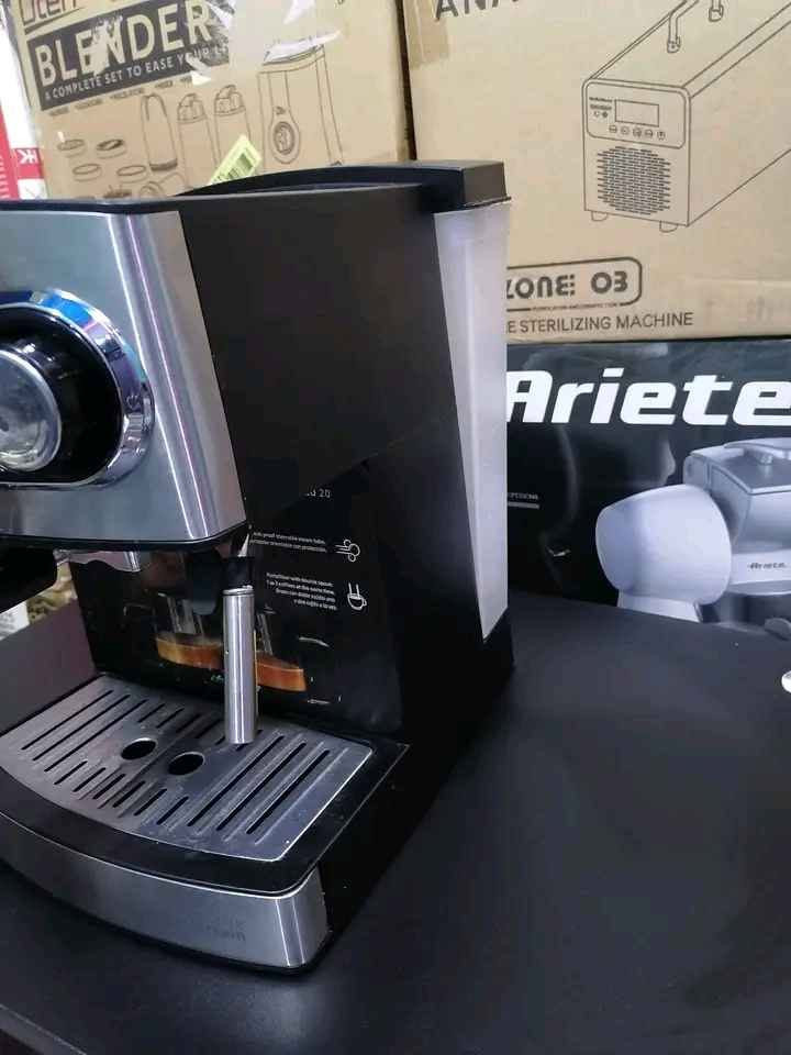 ماكينة صنع قهوة اسبريسو يدوية Cecotec Power Espresso 20.
الضغط: تتميز بضغط عالي يصل إلى 20 بار لاستخلاص نكهة غنية.

الطاقة: تعمل بقوة 850 واط.

السعة: تحتوي على خزان مياه بسعة 1.5 لتر.

الميزات: تتضمن ذراعًا مزدوج المخرج لعمل كوبين في نفس الوقت، بالإضافة إلى مبخر (Steamer) لرغوة الحليب.

التصميم: تأتي بسطح علوي لتدفئة الأكواب وتشطيبات من الفولاذ المقاوم للصدأ  ملاحظه مستخدمه
وەک لۆک وایەو سعری  75000 السليمانية, العراق
