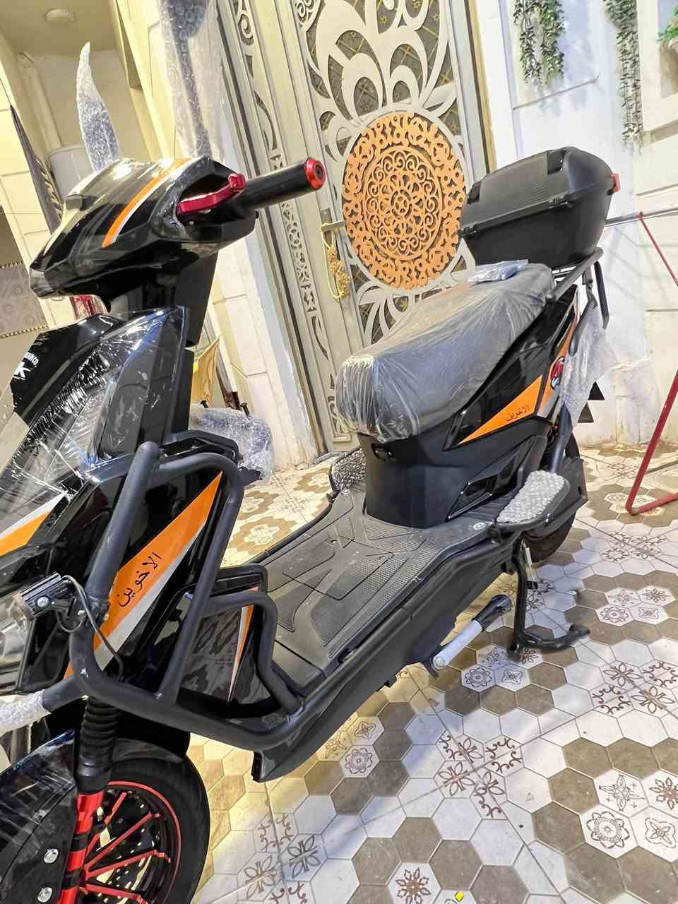 السلام عليكم
دراجه شركة الاخوين 🛵سكنس فحــــل
موديل2026
موطور بالكارتون جديد
(اخو الزيروو مستخدم 25يوم فقط مكفول حتى من الشخط ...)
(بطاريات عدد 6 على فحص ) 
فول مواصفات ملف(4000W)
(نظام  R) (نظام P)
(مخرج شحن USP) 
(سرعة 122حقيقي) (سرع 4)
(سويجات 2+بصمات2+كرتات2+سويجات جنطه خلفيه2)
(مثبت سرعة) 
أناره محيطيه متغيرة الألوان امامي خلفي 
لايت زنون عالي ناصي 
دبلات امامي خلفي رياضيه +ويل امامي رياضي+يدات بريك رياضي 
سماعة بلاتوث بلادي 
جنطه خلفيه بلاديه
اشاير يمنة يسرة دبل اشارة
السعر775الف  وبي مجال 
الموقع داخل الرمادي 
الاستفسار :***********
