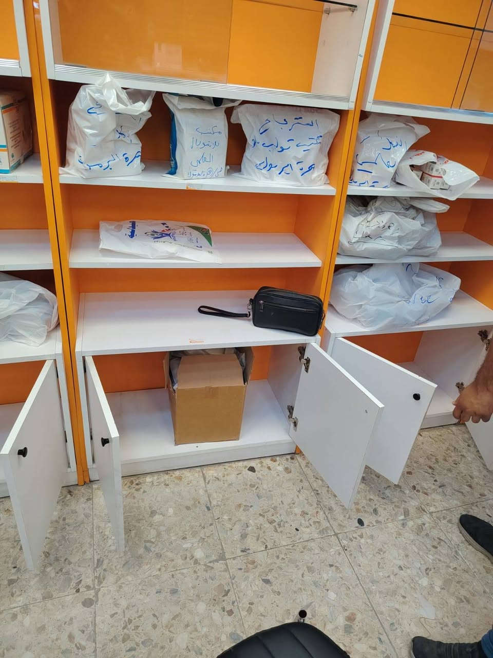 السلام عليكم
فاترينات للبيع مثل ما واضحات بالصور نظيفات كلش 
بغداد حي الجهاد قرية المكاسب 
***********
