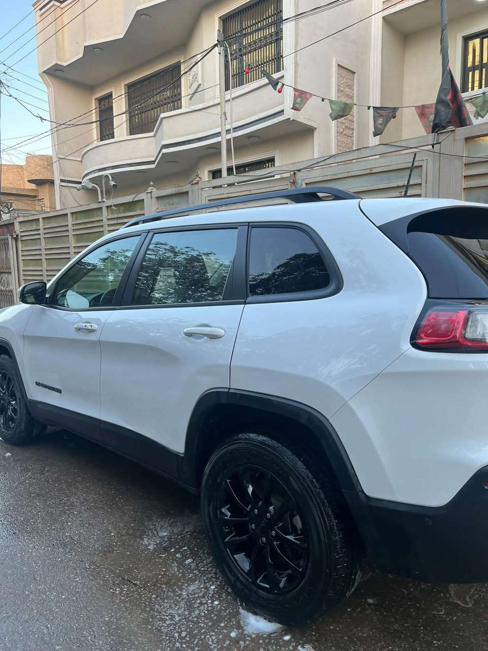 السلام عليكم للبيع او مراوس بشانجان
🚙 للبيع | جيب شيروكي Latitude Plus 2023 | فول مواصفات (عدا فتحة السقف)
إذا تبحث عن جيب نظيف، مواصفاته كاملة، وجاهز للاستخدام بدون أي مصاريف، فهذا خيار يستحق المعاينة.
✅ موديل 2023
✅ وارد أمريكي حادث بجم اربع قطع كلير من امريكا 
✅ محرك 2.4L اقتصادي وقوي مع ناقل حركة أوتوماتيك 9 سرعات
✅ ماشية 22 ألف كيلو فقط
✅ دفع رباعي (4×4) مع أوضاع قيادة متعددة (Auto / Snow / Sport / Sand & Mud)
✅ تشغيل بصمة (Push Start) ودخول ذكي (Keyless Entry)
✅ شاشة Uconnect كبيرة تدعم Apple CarPlay وAndroid Auto
✅ كاميرا خلفية
✅ حساسات أمامية وخلفية
✅ رادار أمامي مع نظام التحذير من الاصطدام
✅ مراقبة النقطة العمياء (Blind Spot Monitoring)
✅ تحذير مغادرة المسار (Lane Departure Warning)
✅ مثبت سرعة
✅ تحكم كامل من المقود (ستيرن كونترول)
✅ مقاعد جلد أصلية
✅ تدفئة للمقاعد الأمامية وتدفئة للستيرن
✅ تبريد على وضع الشركة قطعتين
✅ مرايا كهربائية مع طي كهربائي
✅ جنوط ألمنيوم أصلية
✅ إنارة LED نهارية مع مصابيح ضباب
✅ نظام الثبات الإلكتروني، مانع الانزلاق، ومساعدة صعود المرتفعات
✅ وسائد هوائية متعددة وأنظمة أمان متقدمة
🔹 السيارة استخدام شخصي ومعتني بيه، جاهزة للفحص بأي مكان. 🔹 المكينة، الكير،في حاله ممتازه
📍 الموقع: بغداد
     السياره بيها نقوصات بسيطه 
💰 السعر 138 $
للاستفسار ، التواصل على الخاص أو الاتصال.
 ***********
— في ‏‏بغداد‏‏.
