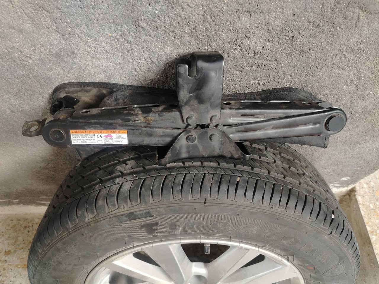 السلام عليكم تاير للبيع 205/65R16 95H M+S ويا جك ويل سبانه واليده مالته نضافته 99% الاتصال على الرقم الهاتف ***********
