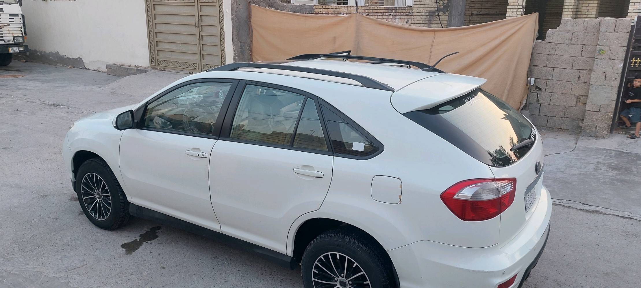 سلام عليكم 
BYD S6 للبيع موديل2013 
محرك مستبوشي بلادي 2400 سحب أمامي السياره كفاله عامه شرط الفحص بيها فتحه سقف تخم صاير 5راكب شاشه بلادي السبير ما نازل كامره خلفي وكامره جانبيه 
الاستفسار على الأرقام الاتيه *********** الخط بي واتساب
السعر 95وبيها مجال