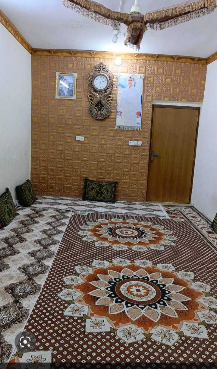 السلام عليكم الدار للبيع مساحته 105طابقين طابو صرف العنوان الزعفرانيه شارع المعهد قرب جامع وحسينيه المصطفى  رقم الهاتف***********  طابقين
 الطابق الاول يتكون من (استقبال وصاله وهول وغرفه نوم وصحيات ومطبخ وترك ومنور) 
الطابق الثاني  (غرفتين وصاله وصحيات وسطح)
