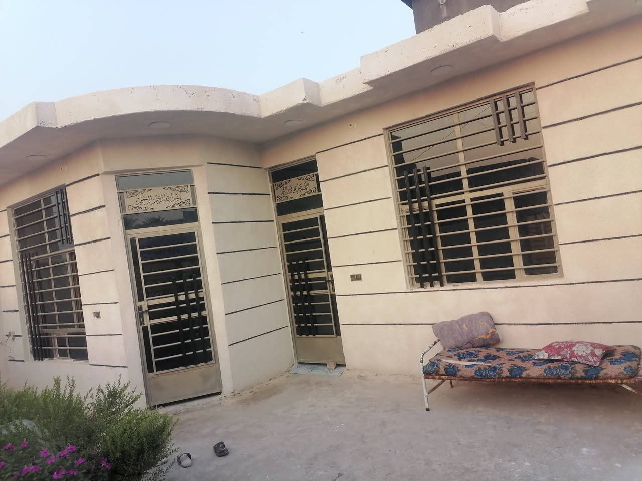 السلام عليكم
 دار للبيع بحي عبد النبي المساحه 200 متر سند العقار 17 بنيان البيت 2024 البيت جديد ونظيف يحتوي على استقبال 6 ×4 يحتوي على مطبخ 5×4 يحتوي على غرفتين 5× 4 وواحده من الغرف امسرمكه جاهزه ويحتوي على هول  مساحته 9×4 منور متر داير البيت مؤسس كهرباء ومي للمبردات ومجاري للشارع صحيات خارجيه وداخليه وارضيه يعني كامله وحمام داخلي هم كامل البيت ما بيه نقص بس ارضيه كهرباء كل شي زينه ومي رساله بدون ماطور حي كلش حلو والجوره كلش طيبه والتبليط بصف الباب والبيت مناسب  استفسار يتصل على هذا الرقم ***********
