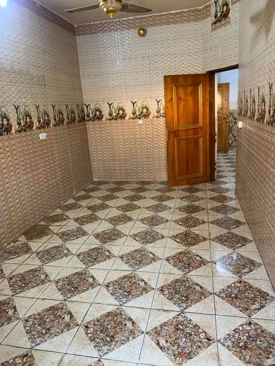 للإيجار 
بيت بمساحة 200 م طابقين 
أربع غرف نوم ،، ضيوف  ،، صالة  ،، مطبخ  ،، خدمات  ،، كراج  وحديقة . 
سبعة نيسان المدخل الجديد  مجاور  معهد  كويا  بنفس الشارع 
الايجار  650  الف 
***********
