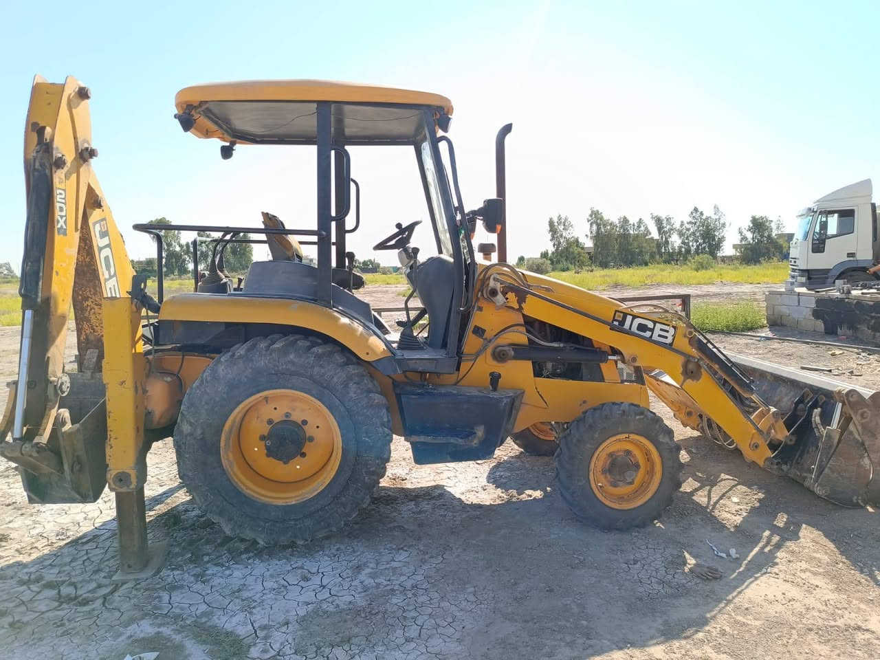 للبيع jcB موديل ١٤  جاهزه دفع رفع خير من الله محرك بي بخار بسيط مكفوله من فطر ولحام بدووون اوراق 
مكان 📍بغداد ابو غريب 
***********
