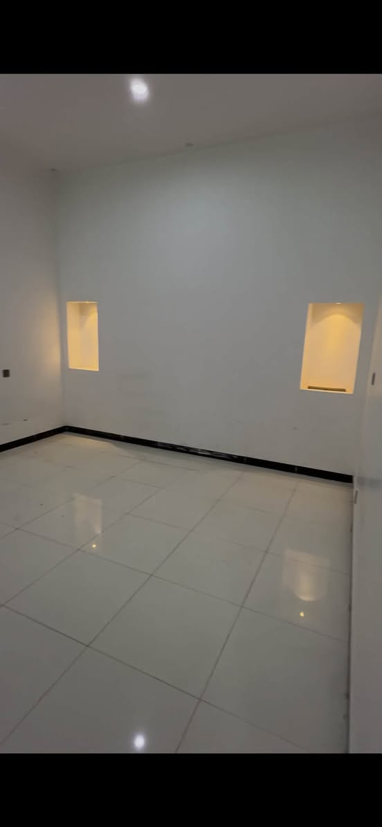 ✨ فرصة استثمارية ذهبية ومضمونة في الغزالية (دخل شهري ثابت)✨

للبيع بيت استثماري حديث بتصميم فول مواصفات في موقع مميز بـ منطقة الغزالية - شارع الهياكل (خلف مدرسة الراقية).

🏠 مواصفات وتفاصيل البناء:
 المساحة: 150 متر مربع.
 سنة البناء: 2025 (حديث جداً وبناء ممتاز).
 التصميم: 3 طوابق بنظام شقق مستقلة ودرج خارجي 

📐 تفاصيل كل طابق 
 صالة كبيرة واسعة.
 مطبخ مجهز بنظام (حار وبارد جانبي).
 حولي كبير.
 غرفة نوم بنظام سويت (مع حمام خاص).
 صحيات كاملة (داخلية وخارجية).
 ترك في نهاية البيت للإضاءة والتهوية.
 مخازن مخصصة للفراشات والأغراض.

💰 العائد الاستثماري (ربح من اليوم الأول):
 العقار مؤجر حالياً بالكامل بدخل شهري يتجاوز 1.5 مليون دينار عراقي!
 إمكانية إبقاء المؤجرين واستلام الإيجار فوراً بدون عناء البحث عن مستأجرين.

💵 السعر: مناسب جداً ومغري للجادين!
📞 للطلب والاستفسار التواصل عبر الواتساب مباشرة:
📲 ***********
