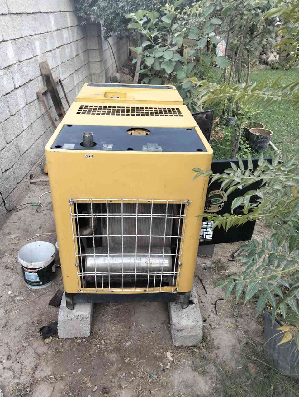 سلام عليكم
🔥 للبيع مولدة ديزل 20 KVA 🔥

مولدة 20 KVA / تقريباً 80 أمبير
🔹 تشغيل كهربائي
🔹 مولدة كيبورد كاتم
🔹 حجم مناسب للبيت أو المحل
🔹 المولدة حسب الصور وحالتها مبينة بالفحص والمعاينة

💰 السعر: 25 ورقة 
📍 الفحص والتجربة للجادين
📞 للاستفسار والتواصل: ***********

البيع نقداً، والرزق على الله.
