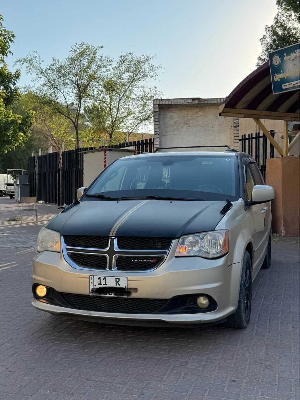 السلام عليكم للبيع او المراوس 
دوج كرفان sxt فول مواصفات وارد امريكي حادث فقط طخه بالجاملغ بسيطه بدون اي دواخل بيها قطع كلير ابيع حزام بدون حادث ماشيه 87 مايل رقم بغداد الجديد ب اسمي تحويل ثاني يوم مكينه 3600 مكينه كير مكفولات سياره مسويلها ادامة كامله صدر امامي خلفي جديد تخم تاير شادلها منظومه غاز 80 لتر انسه البانزين 
مواصفات فول 
بيبان كهرباء 
صندوك كهرباء 
3 قطع تبريد ثلج 
فرس وسطي 
شاشه بالسقف 
شاشه كامرا 
فول مواصفات السياره 
رايدها ب 125 وبيها مجال بسيط مكاني الاعظمية 
*********** بغداد, العراق
