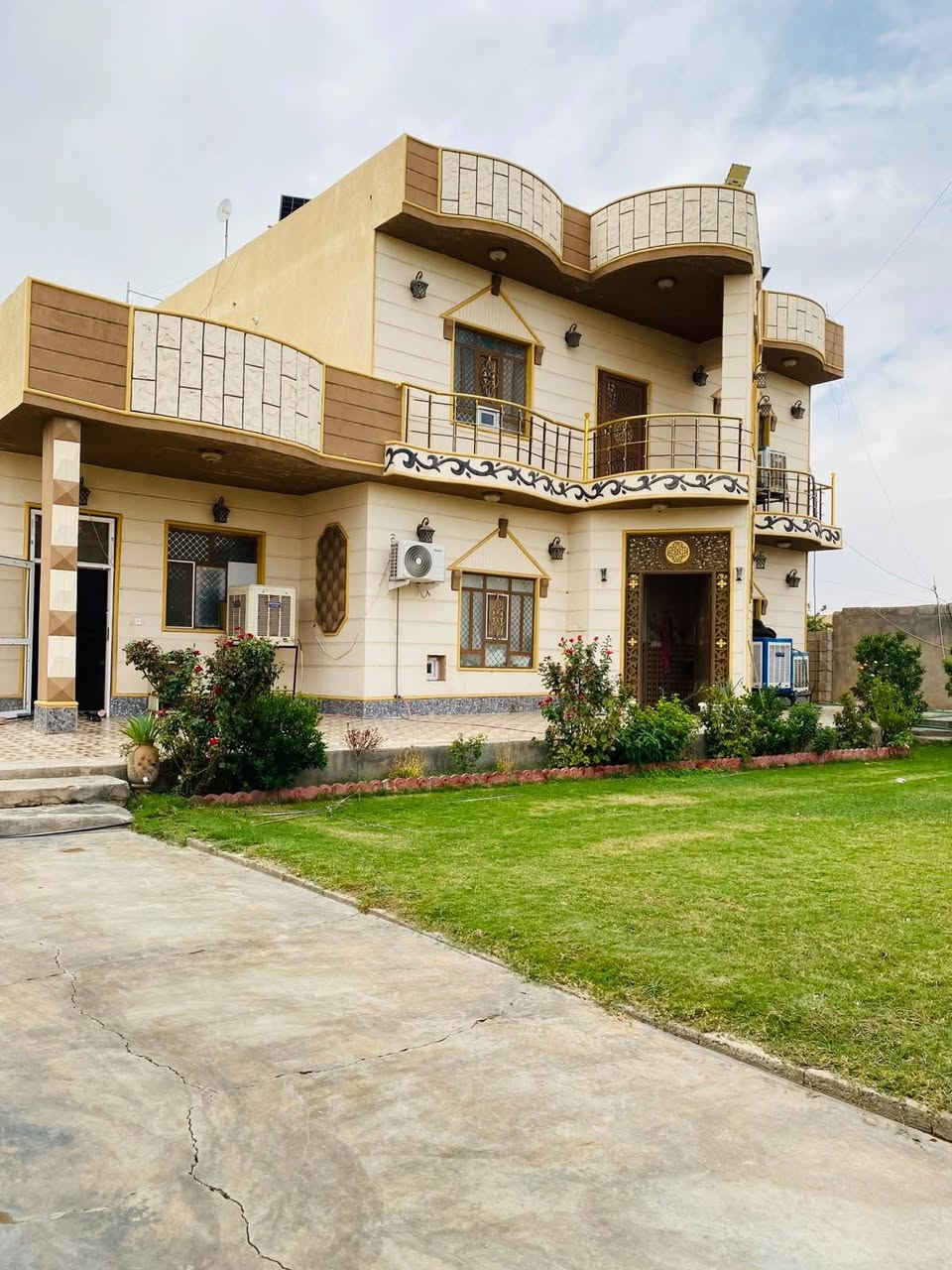 السلام عليكم بيت للبيع طابو زراعي المساحه ٦٠٠متر يتكون من اربع غرف نوم وربعه+ هول +صحيات داخليه وخارجيه +ماء +كهرباء +طاقه شمسيه /سيراميك +سقوف ثانويه المكان العلم البورصه قرب فلكة الشيبان السعر 135مليون وبي مجال للاستفسار التواصل على الرقم ***********
