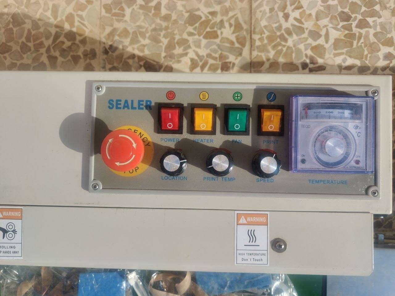 سلام عليكم
للبيع جهازين كبس أكياس حراري مستمر Renas FRD-1000C

جهاز احترافي مخصص لكبس وإغلاق الأكياس بسرعة ودقة، مناسب للمحلات، المشاريع المنزلية، الورش، والمعامل.

المواصفات:
الموديل: FRD-1000C
القدرة: 770 واط
الكهرباء: 220V / 50Hz
سرعة الكبس: من 0 إلى 12 متر/دقيقة (قابلة للتعديل)
درجة الحرارة: قابلة للضبط حسب نوع وسماكة الكيس.

تشغيل مستمر لإنتاج كميات كبيرة دون توقف.

يكبس أنواعًا كثيرة من الأكياس، منها:

أكياس النايلون (PE).
أكياس البولي بروبلين (PP).
أكياس CPP.
أكياس التغليف الشفافة.
الأكياس المعدنية (ألمنيوم فويل).
أكياس المايلر (Mylar).
الأكياس الورقية المبطنة بطبقة بلاستيكية أو ألمنيوم.
أكياس حفظ القهوة والشاي والبهارات.
أكياس المكسرات والحلويات.
أكياس الرز والسكر والبقوليات.
أكياس الأعشاب والعطارة.
أكياس مستحضرات التجميل وبعض المنتجات الطبية.

المميزات: ✅ كبس قوي ومحكم يمنع دخول الهواء والرطوبة. ✅ سرعة وحرارة قابلتان للتعديل. ✅ مناسب للعمل لساعات طويلة. ✅ استهلاك كهرباء اقتصادي. ✅ صيانة سهلة وتتوفر له قطع غيار.

📍 الحالة: جديد غير مستعمل مخزون وبحالة جيدة وجاهز للعمل. 
💰 السعر: قابل للتفاوض بالمعقول. 📩 للتواصل والاستفسار على الخاص
 أو الاتصال على الرقم :***********
