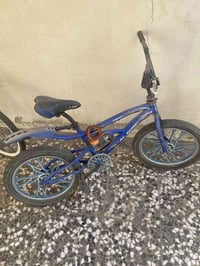 بايسكل BMX يحتاجله تاير و زنجي لان متروك سعر 70 و بي مجال عنوان كاظميه...