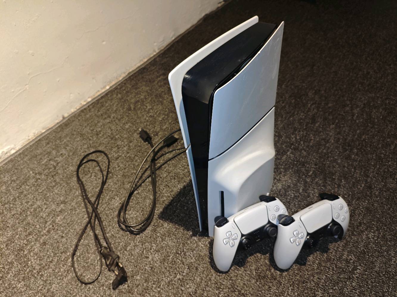 PlayStation 5 Slim (نسخة أقراص/دسك)
مدة الاستخدام: سنة وشهران
حالة الجهاز: نظيف جداً، خالي من العيوب، وغير مفتوح نهائياً (ختم المصنع الأصلي موجود)
التخزين: 1 تيرابايت SSD
العلبة والضمان: بدون كرتونة وبدون ضمان
الملحقات:
عدد 2 يد تحكم أصلية (فيهن دريفت خفيف جداً والشحن ممتاز)
واير HD الأصلي + واير الطاقة الأصلي
السعر: 800,000 دينار عراقي (قابل للتفاوض البسيط)
الموقع: مدينة الصدر - قطاع 43 (لا يتوفر توصيل)