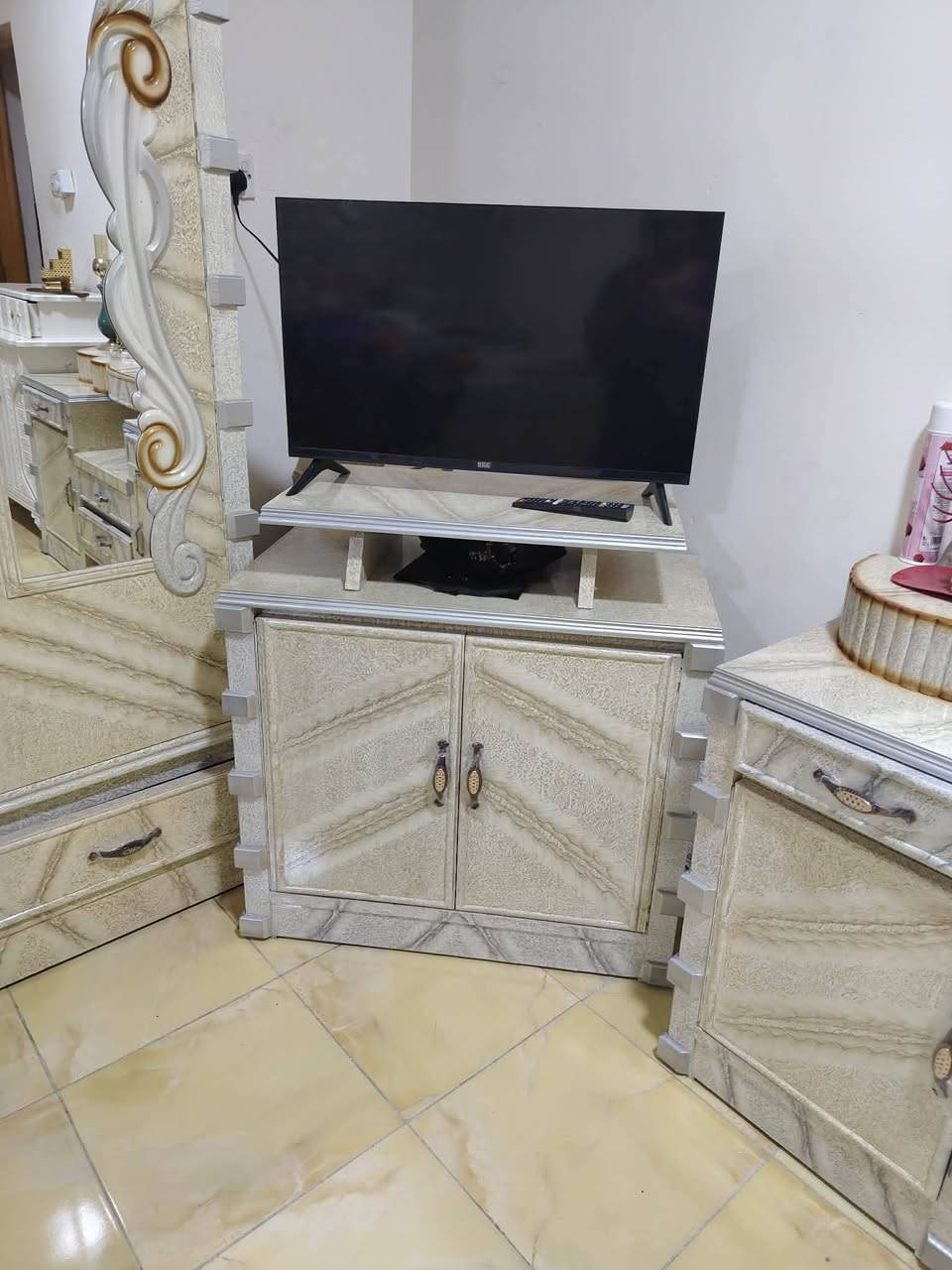 سلام عليكم غرفه عراقيه تصميم تركي اخت جديده صار شهرين من ماخذها ٢٢٥٠ وريد ابيع ١٥٠٠ وشراي يدلل مكاني الصويرة ***********
