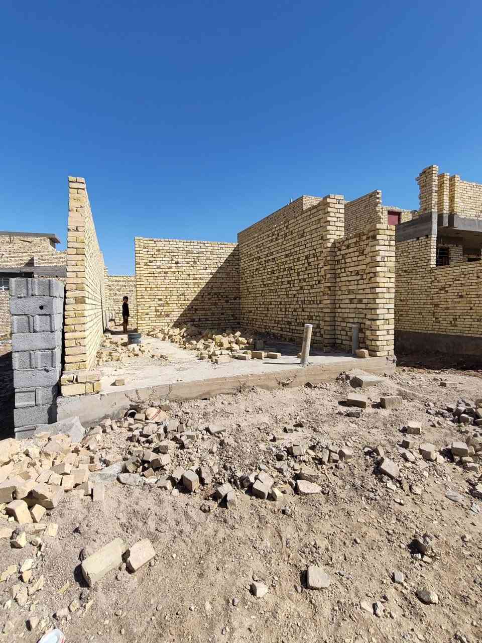 هيكل البيع في منطقه الخضراء 
مساحه 100متر 
مقابل المعارض عرض الشارع 12متر 
الشاره كله مبني كامل الى قله بي بيوت بعده ما كامله 
السعر 35وبي مجال 
***********
