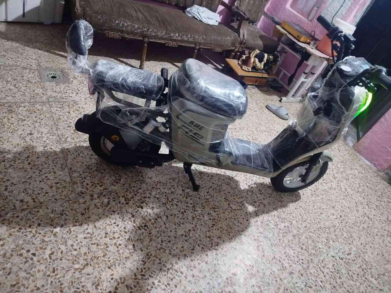 سلام عليكم دراجه شحنR9 اخت جديده  باتريات٥ ٣٦امبير موديل 2025دراجه حلوه  ونضيفه وكلشي مناقصها مكاني نجف سعر 450 وبيها مجال للشراي *********** @إشارة
