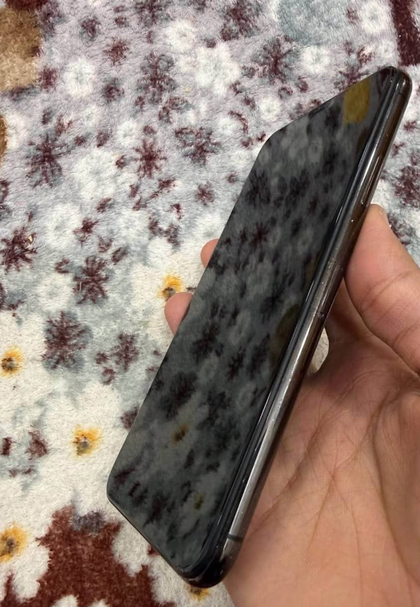 السلام عليكم ايفون ١١ برو ماكس ذاكره ٥١٢
مبدل بطاريه وشاشه فيس آيدي شغال 
جهاز نضيف مكاني بابل القاسم *********** 
سعره ٢٧٠ وبي مجال بسيط
