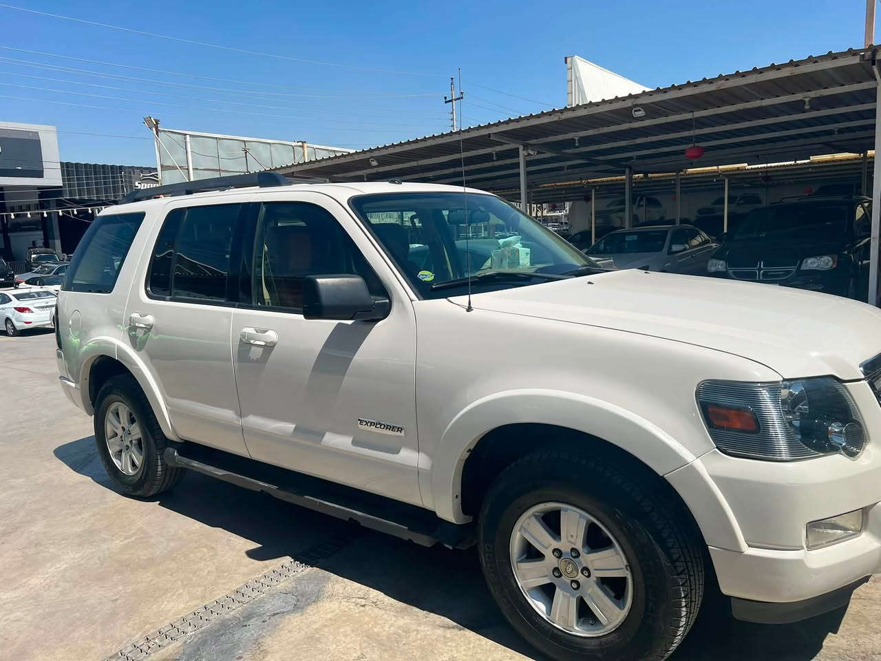 إعلان بيع* 🚗

*فورد اكسبلور 2008 للبيع*

*المواصفات:*
- *الموديل*: 2008
- *المحرك*: 6 سلندر 4.0L
- *ناقل الحركة*: اوتوماتيك
- *الدفع*: 4x4 دبل
- *اللون*: [ابيض]

- *الحالة*: [نظيفة حدادية تايرات جدد السيارة بيها قطعة وحدة
- *الرقم*: [ سليمانية  سنوية لحد [ 2030) 
- *الإضافات*: [تبريد / شاشة / كشنات كهرباء  / حساسات /]

*السعر*: [السعر المطلوب] 105 ورقه 
*السيارة*: بيها مجال بسيط للشراي

*مكان السيارة*: [الضلوعية /*********** 
*ملاحظة*: السيارة ما بيها اي مشاكل، مكفولة من المحرك والكير والحدادية
