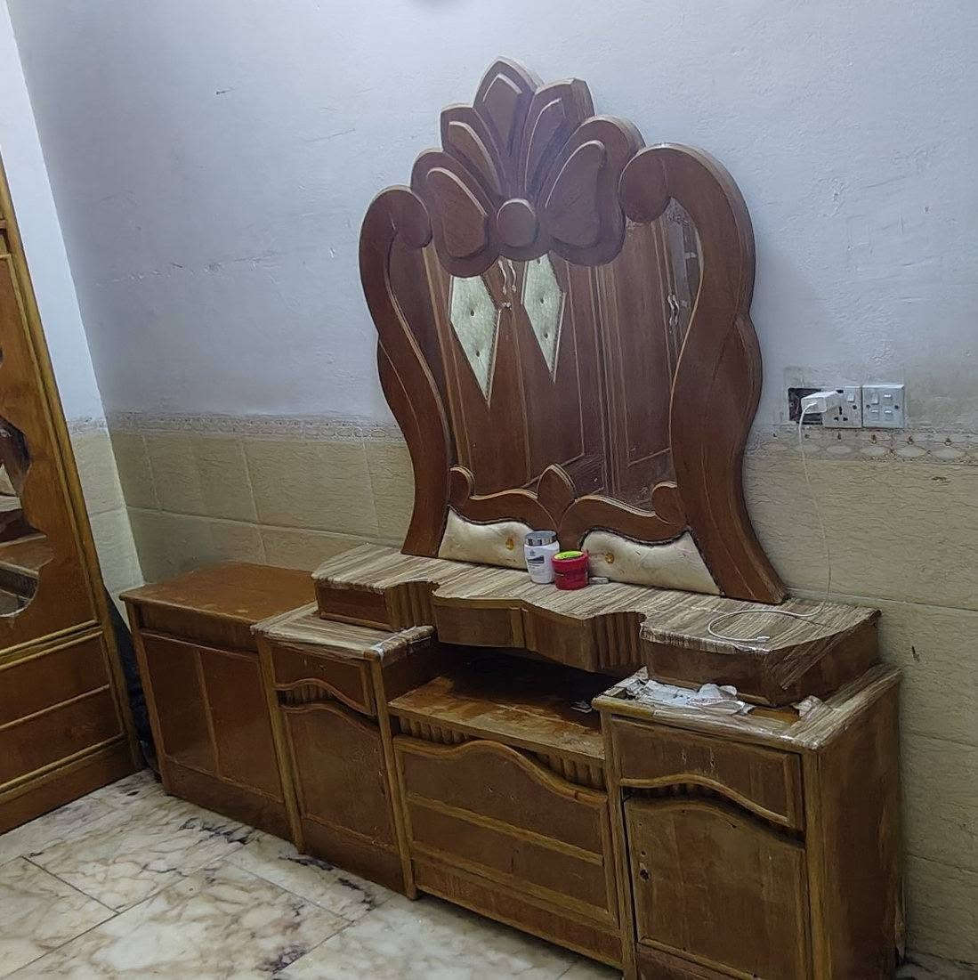 غرفة نوم صاج تسكام شغل درجة اولى 
6 ابواب طابقين 
ضرر بسيط بميز المرايا مثل ما موضحة بالصورة 
سعر 600 
عنوان كربلاء حي الغدير نهاية شارع البورصة 
***********
