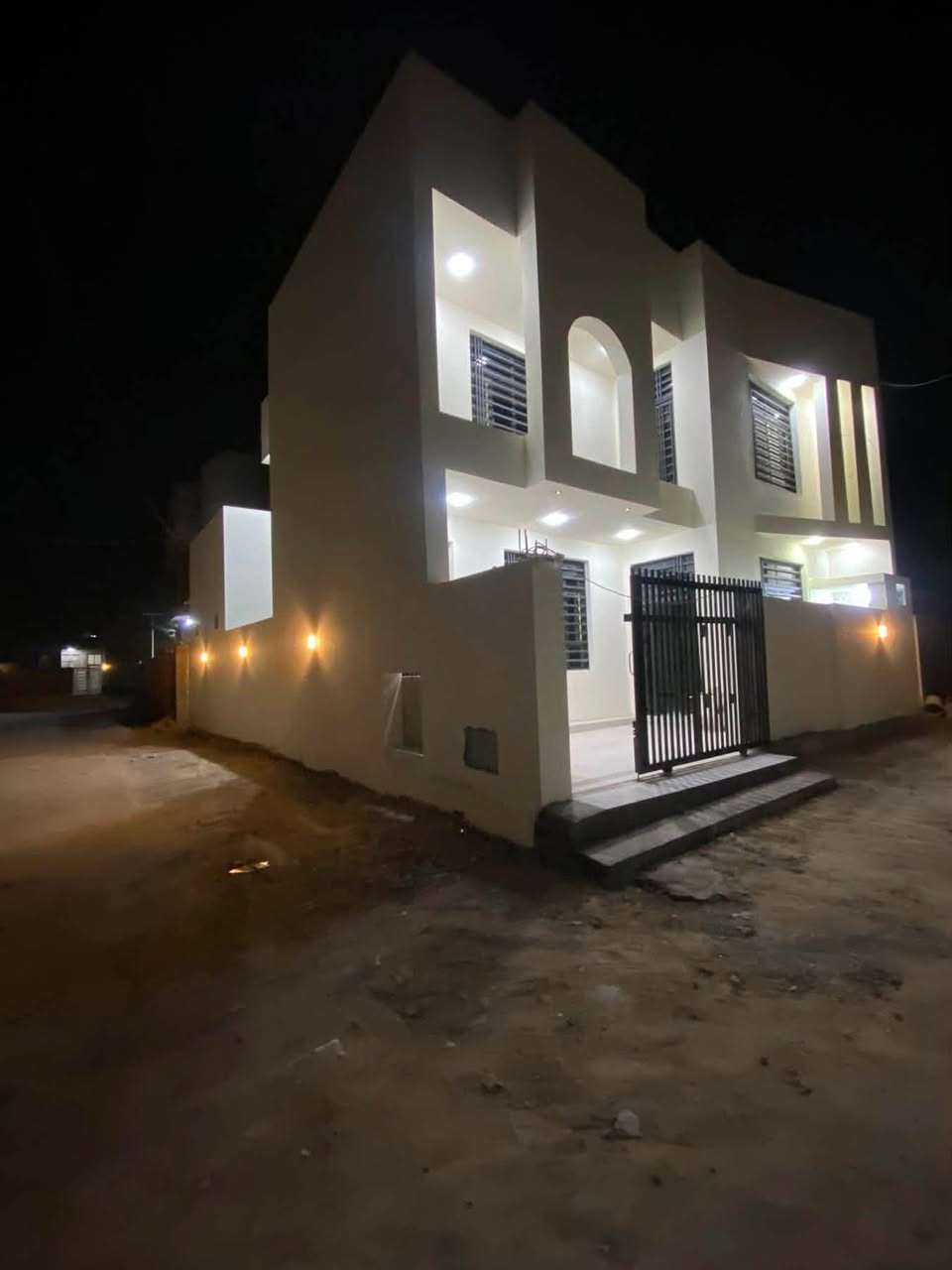 السلام عليكم بيت للبيع الموقع شارع ٨٠ مال كربلاء شارع لحوم الحرمين قريب جدآ ع الشارع العام الرابط بين شارع ٨٠ وشارع ١٠٠ كل الخدمات متوفره مقابيل مجمع المدارس مساحه ١٥٠ متر ركن طابقين يحتوي على ثلاث غرف نوم بناء حديث درجه اوله كامل من كل تفاصيله  ***********
