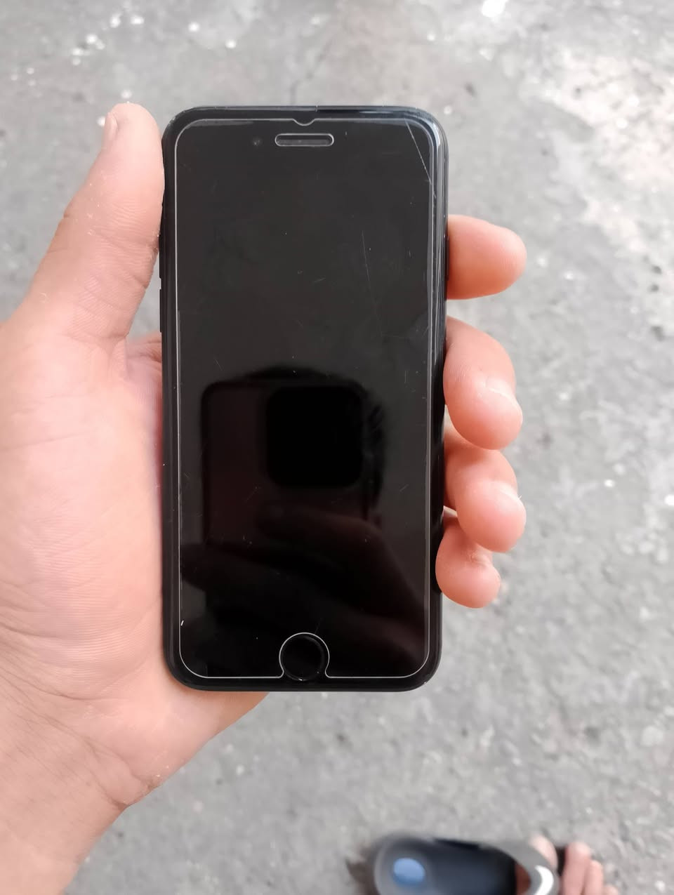 السلام عليكم ايفون SE للبيع جهاز نضيف كلش ما مفتوح صور الحاسبه موجود ذاكره 128كامره تخبل جهاز مال بيت يعني شاحنه اشتريتها جديده مال ايفون اصليه للاستفسار مراسله الصفحه

