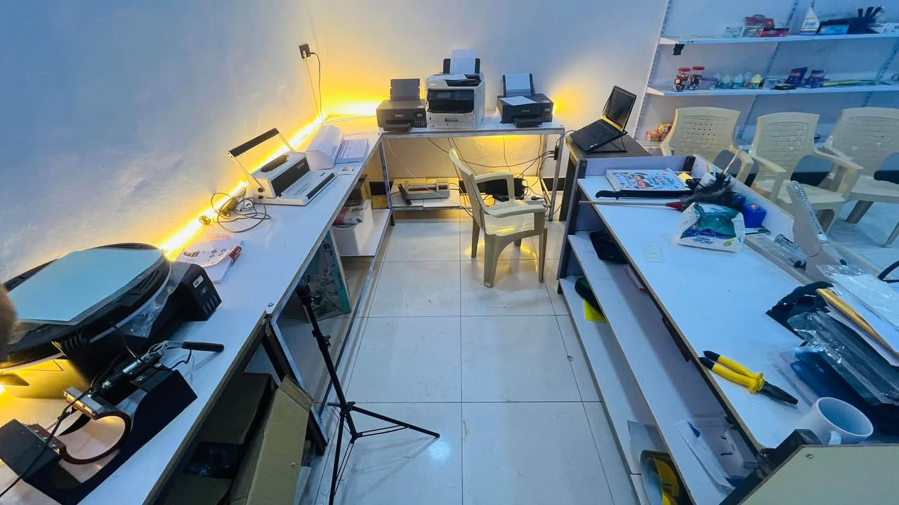 مكتبة كاملة للبيع
مشروع متكامل يحتوي على أكثر من مجال للعمل، وليس مجرد مكتبة وقرطاسية، والبيع كامل كشلعة واحدة.

المشروع يضم عدة أعمال ومجالات، منها:

* الطباعة على الملابس
* الطباعة على الأكواب
* عمل اللوحات والتصاميم
* تصميم وقص التوزيعات للخطوبة والأعراس والمناسبات
* أعمال الطباعة والقرطاسية 

المحتويات والأجهزة:

Epson C5710
Epson L8050
Epson L8050 حراري
Cameo 5
مكبس حراري 5×1
جهاز كبس هويات A4
جهاز سبايرول
رفوف تعليق بطول 10 متر وبارتفاع 5 رفوف
ميز مكتبي + كراسي
4 ميزات فصال:
2 × 2 متر
2 × 1.5 متر
راوتر + UPS
تشكيلة قرطاسية كاملة

جميع المعدات استخدام قليل جداً.

البيع شلعة واحدة فقط، ولا يوجد بيع بالمفرد.

فرصة مناسبة لمن يريد البدء بمشروع متكامل يحتوي على عدة مجالات ومصادر دخل في مكان واحد.

الموقع: قضاء الرمانة – مقابل مستوصف الرمانة

للاستفسار:
***********

نص مكتوب في الصور:
- مكتبة ميم @MEMBOOK1