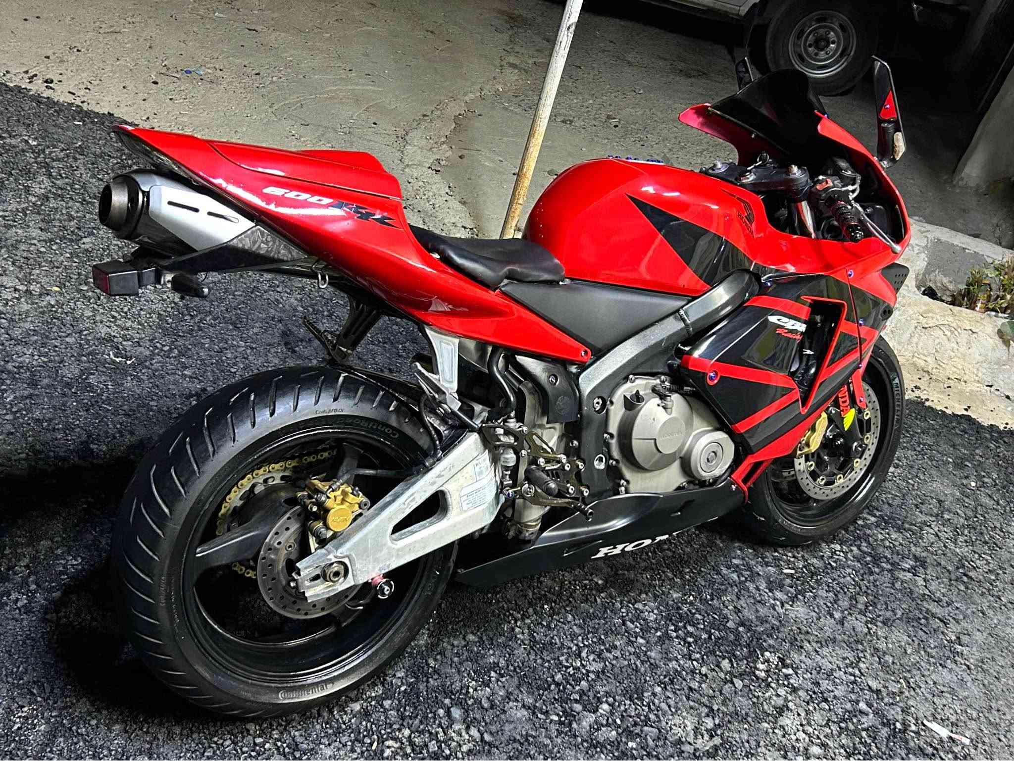 سلام عليكم 🫡 
CBR600RR
مؤدئل: ٢٠٠٦🏍️
كيلؤمتر: ٥٧ هه زار📟
مه كينه كه بس⚙️
سالؤنسةي بيلاده ➿
كئرومةكينه بةشةرت💯
كاراباي هةمووي بةشةرت 💡🔋
دووتايةي نوئ 🛞☑️
رؤنوفلتةري نوئي 🇩🇪🏍️
تاقمي بةنسي تازؤ كؤراوه 
لة جوانيو قةوةت 🚀🥇
—- ماتؤري دةستي خؤمة هيج مةسروفئكم تيا نةهئلاوة بة شةرتي ئةوة ئةيفرؤشم كة ( ٢٥٠ دينار)
مةسروفي تيا نةبئت هةمووي كياني نوئ نوئيه بؤ هةر پرسيارئك پةيوةندي بكة .—— تكايه بةس مشتةري تيل بكة ماجالي نامةو كؤمئندم نيه 🤝
٢٧$ ماجالئكي برايانه
كةلار ///        *********** كالار, السليمانية
