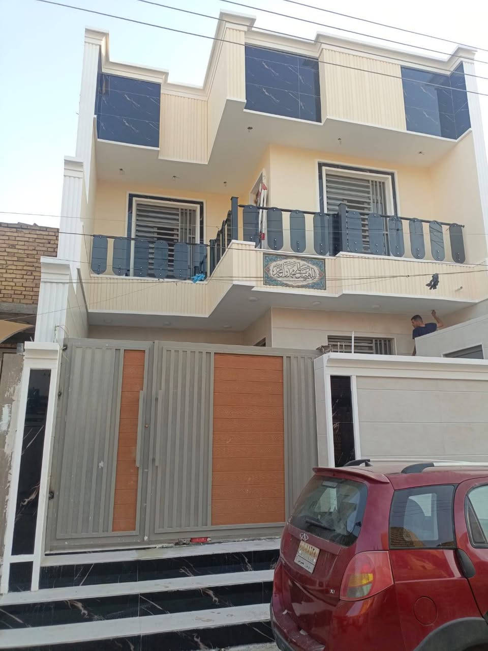 بيت للبيع في حي العسكري مساحة 160متر طابقين حديث قرب جامع زويد حاليا فارغ البيت يحتوي على 4غراف نوم ***********
