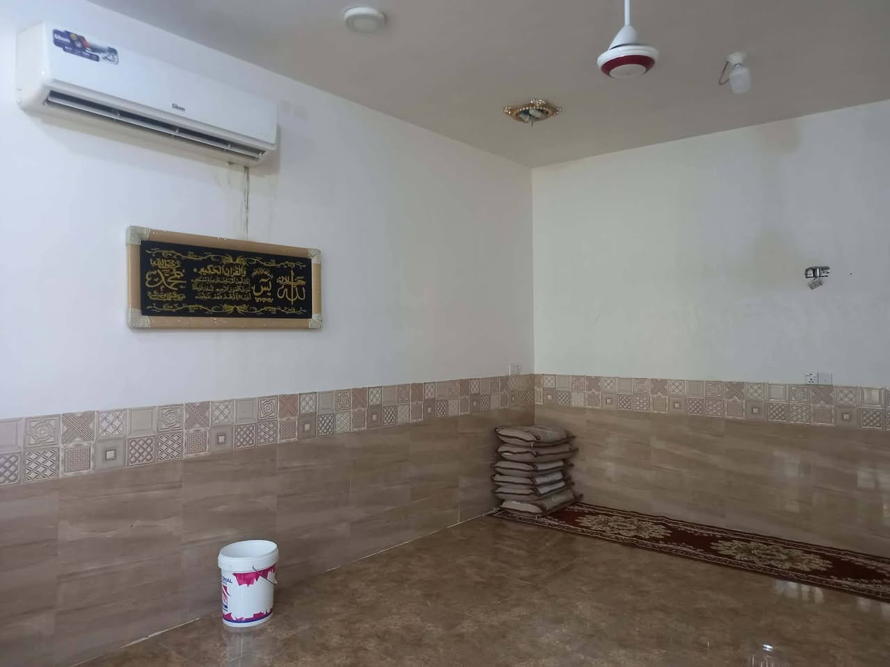 السلام عليكم
نصف دونم عقد ١١٧ تجاري علشارع ١٥م مباشر

مع بيت ١٢٠م تحت البناء بناء حديث سقف مسلح يحتوي على استقبال ٦×٤

صاله٥×٦

غرفة نوم ٤×٥

مطبخ٤×٤ مفتوح عالصاله 

صحيات داخليه وخارجيه

بيتونه٥×٦

الموقع الحسينيه على الحولي مباشر خلف مستشفى الحسينيه مباشر

***********
