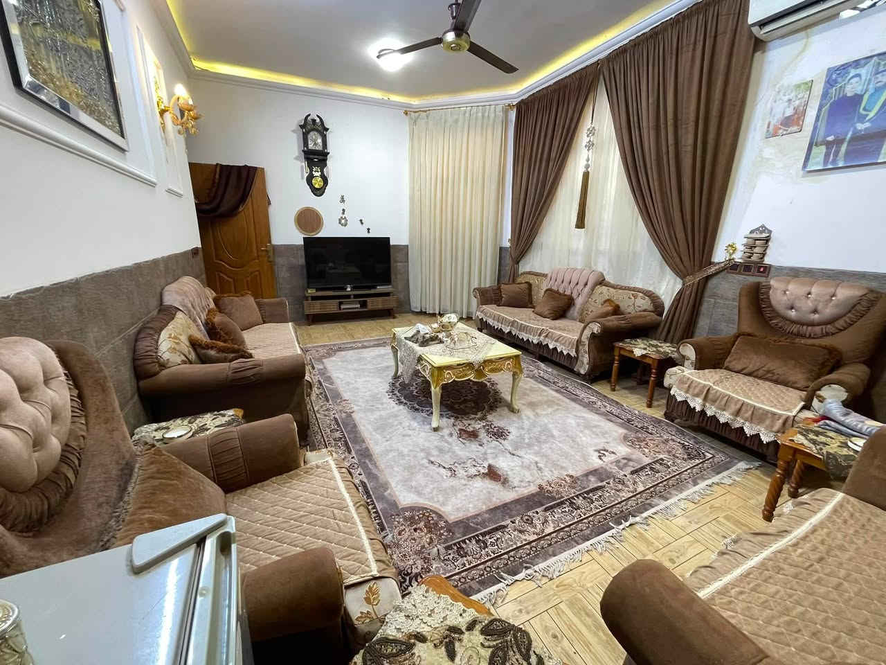 السلام عليكم
بيت للبيع بناء طابقين 

الطابق الارضي يحتوي على غرفة أستقبال + غرفة منام 

+ مطبخ + حمامات عدد 2 داخلي + خارجي 

الطابق الأول يحتوي على غرفتين منام + حولي + حمام  

• مساحة الدار 115 م 

• الواجهة 11.5 م * النزال 10 م 

• صنف الارض طابو زراعي 25  

العنوان / الشعلة شارع الصناعة قرب اسواق طيبة قبل سيطرة السلاميات 

للأستفسار / ***********
