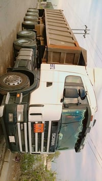 سكانيه 2004 مربوطه اربع محاور للبيع 07719471205