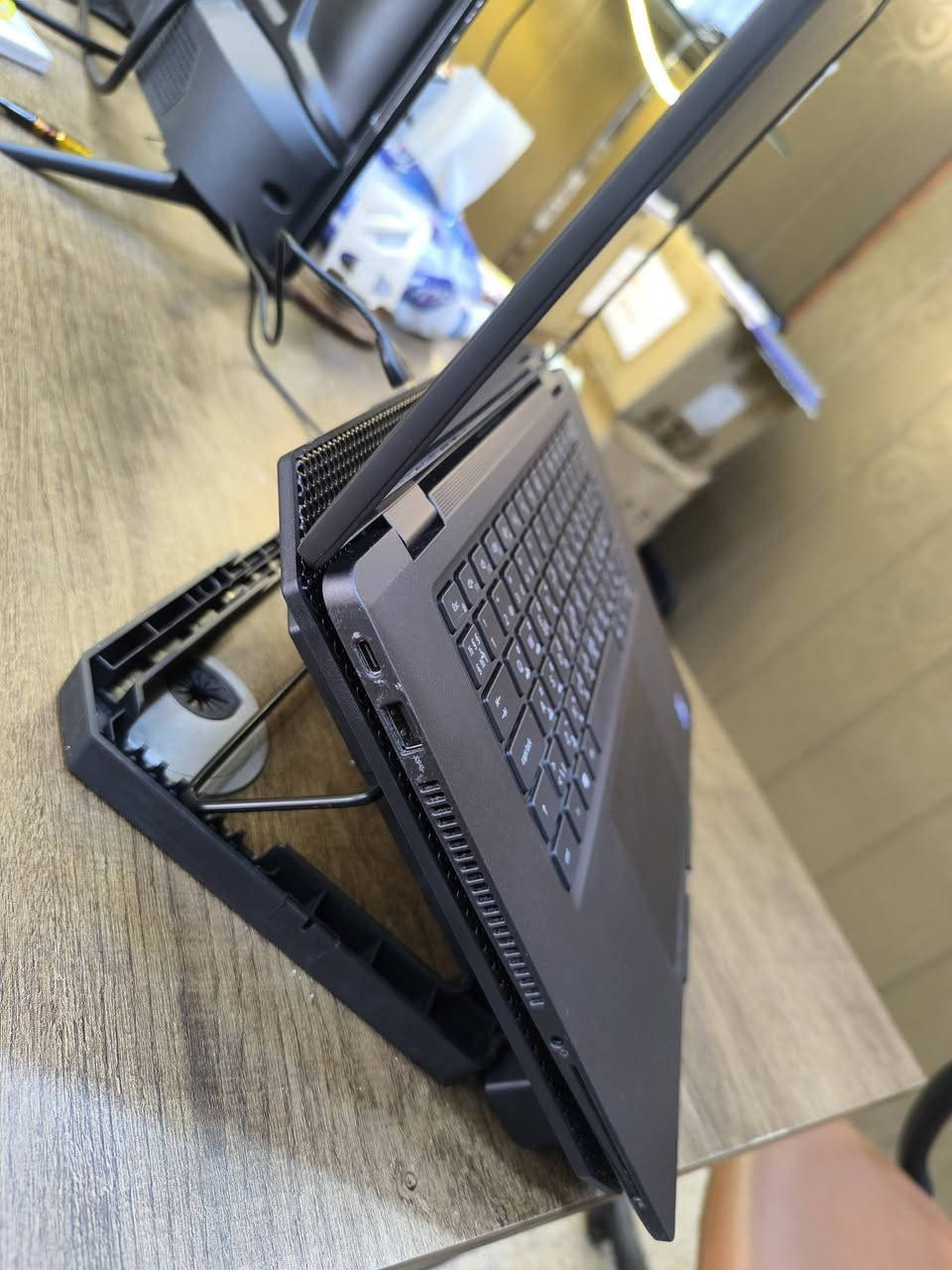لابتوب   بجيل 11 كور 7،شاشة لمس حجم كبير 15.6
رام 16,هارد 512 
 DELL LATITUDE 7520
بمواصفات مناسبه للبرامج  المكتبية  والحسابية والتصفح والأمن السيبراني ،وبرامج المونتاج والفوتوشوب والبرامج الهندسية 
بسعر470 الف دينار عراقي 
#ويشمل السعر حقيبة وماوس والتوصيل مجانا لكافة محافظات العراق 
Cpu CI7-11    جيل الحادي عشر 
Hard 512 nvme قابل للتطوير 
Ram 16gb ddr4         قابل للتطوير 
15.6 screen شاشة لمس 
 كارت شاشة داخلي 8 كيكا
Back-light Ar-En ضوئي  
Charger dell  شاحن اصلي نوع تايب سي  
يمكن للزبون فحص اللابتوب وتشغيله والتأكد من المواصفات قبل الاستلام  اللابتوب.
#نسبة النظافة مائة بالمائة 
#بطارية ممتازة 
ضمان لمدة عشرة  أيام للفحص في حالة وجود خلل مصنعي 
#مكتب الابداع الهندسي 
موصل /موصل الجديدة بين مجسر الجديدة ودورة عبواليسي بمحلات الكنيسة 
/مكتب الابداع الهندسي/للتواصل والحجز 
*********** واتس.
