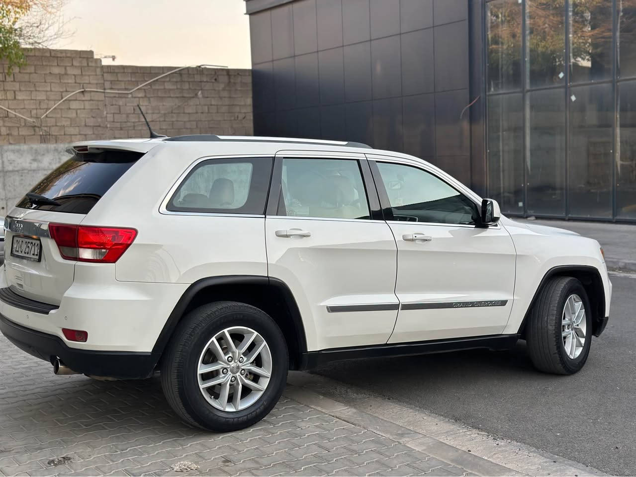Jeep Laredo 2011
ده‌بڵ ئاكسل سڵاید نیه‌
١٣٦ هه‌زار رۆشتووه‌
بۆیاخی نیه‌  دوو سێ په‌ڵه‌ كارتئ هه‌یه‌ 
سه‌یاره‌كه‌ زۆر تازه‌ ماوه‌ته‌وه‌ 
گیر و مه‌كینه‌ به‌شه‌رت 
سه‌نه‌وی تازه‌یه‌ 
سعری ١٣٥ گه‌ڵا و مه‌عامه‌له‌
*********** السليمانية, العراق
