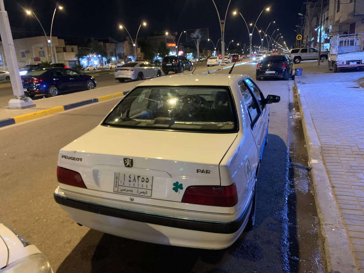 بيجو مديل 21سياره كفاله ما
 عده شخط يم قبق البانزين 
سياره حلوه مالت واحد جناي
 سعره كلش مناسب 57
او بيه مجال بسيط حك جيه 
مكاني بصره حي زيتون 
الي مو شراي لا يتعبني رجاً
***********
