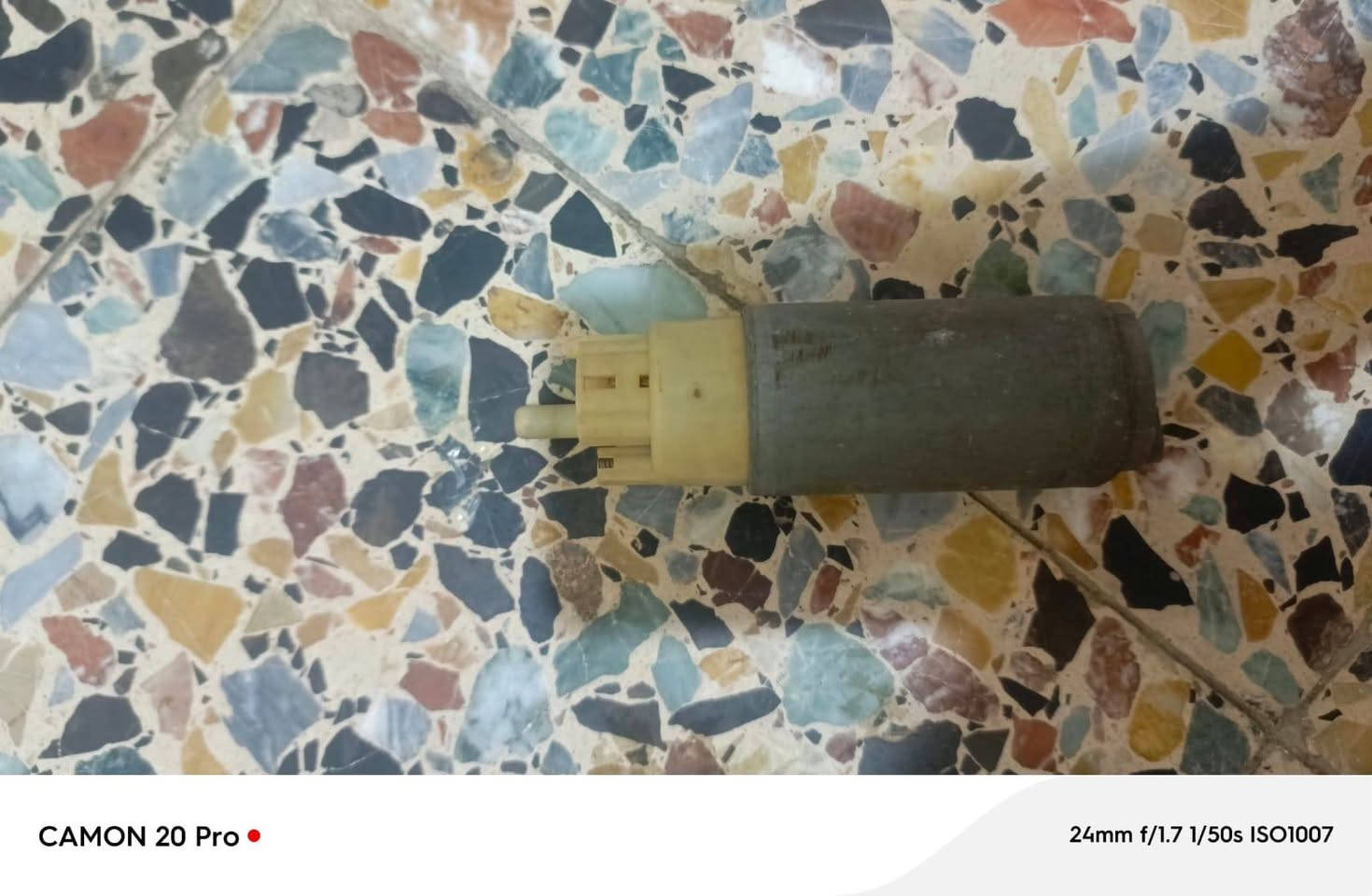 السلام عليكم  غراض جارجر البيع ضفيره السعر150فيتبم السعر٣٠واتربم السعر55 الرقم ***********المكان البصره

نص مكتوب في الصور:
- CAMON 20 Pro • 24mm f/1.7 1/50s ISO679
- CAMON 20 Pro • 24mm f/1.7 1/50s ISO1007
- CAMON 20 Pro • 24mm f/1.7 1/50s ISO1057