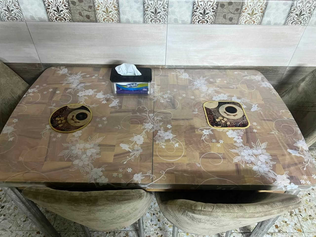 ميز طعام 6 كرسي 
تركي مال هوم سنتر 
175 الف 
*********** 

بغداد حي العامل
