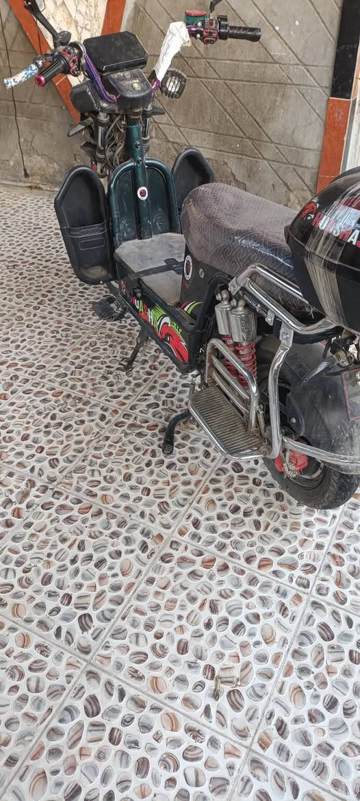 سلام عليكم  دراجه شحن موديل 24 دشرها نظيف بدون باتريات كهربائياتها شغاله السعر375 رقم ***********
