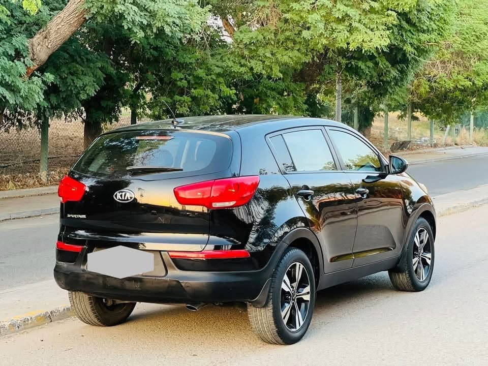 كيا سبورتج 2016
رقم بغداد بسمي 
تحكم اربع جهات شاشه تاج تبريد قطعتين
محرك 2400 gti جديد شاده 
تبريد جديد تخم تاير جديد 
صور حادث المريكي موجود 
سعر 117 ورقه 
مكاني بغداد ***********
