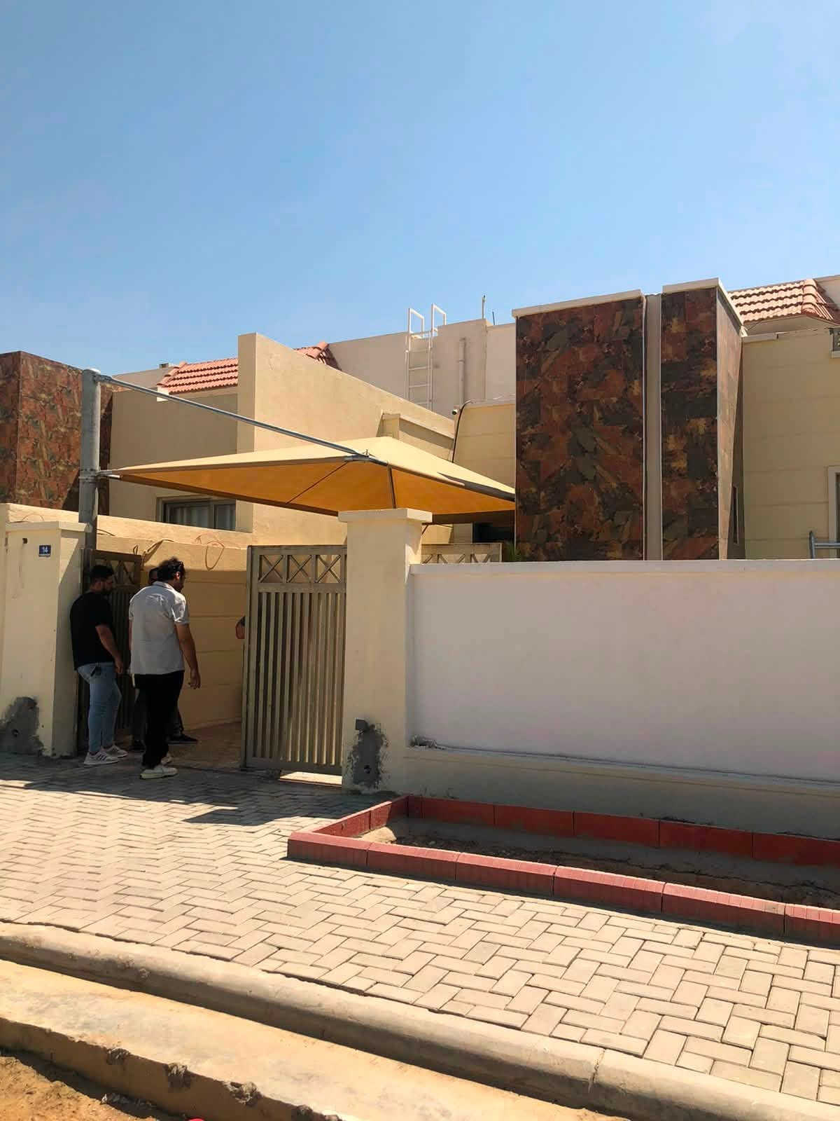 السلام عليكم ورحمة الله وبركاته
منزل 🏠 ٢٠٠ متر , طابق ونصف 
يحتوي على ٣ غرف نوم 
وصاله استقبال صحيات
حديقة وكراج سياره 
جاهز للسكن استلام مباشر 
مدينة جوهرة بغداد 
مجمعات حوراء بغداد السكنية 
الدورة الزنبرانية على سريع الدورة يوسفية الجديد 
الاتصال على الرقم 
***********
