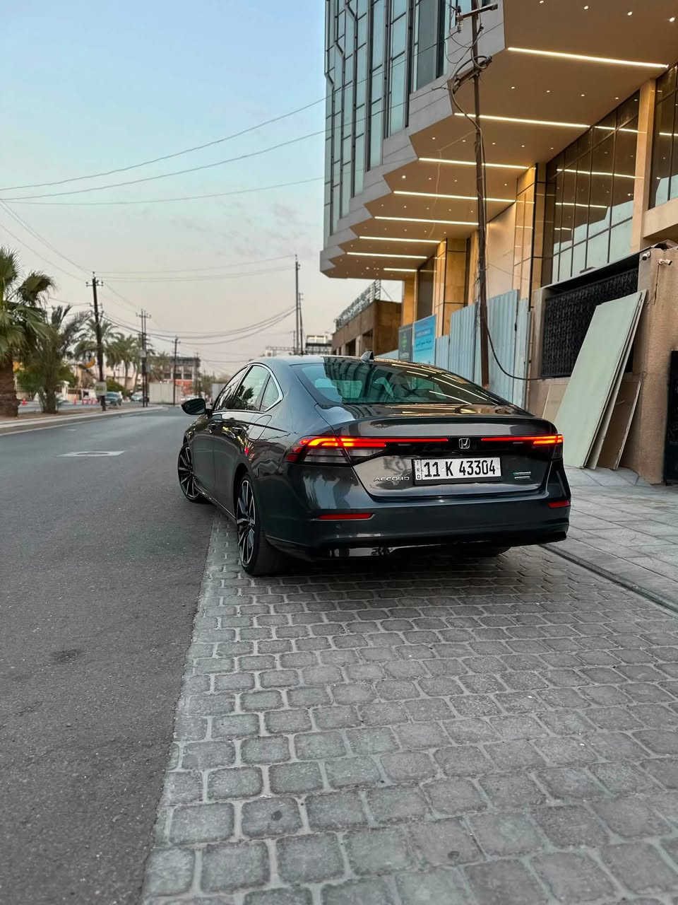 إعلان بيع سيارة هوندا أكورد 2024 - فئة تورينج (Touring)
المواصفات العالية (فئة التورينج):
 المحرك والأداء: محرك هيبرد (Hybrid) اقتصادي وقوي، مع أنظمة قيادة متعددة (Sport, Eco, Normal, Individual).
 التكنولوجيا والترفيه: شاشة لمس كبيرة مقاس 12.3 إنش مع نظام Google Built-in، ودعم أبل كاربلاي وأندرويد أوتو وايرليس، ونظام صوتي فاخر من Bose.
 الراحة والفخامة: مقاعد جلد فاخرة مع خاصية التبريد والتدفئة للمقاعد الأمامية، وشاشة عرض على الزجاج الأمامي (Head-Up Display)، وشاحن لاسلكي للهاتف.
 الأمان والسلامة: حزمة أنظمة الأمان المتكاملة (Honda Sensing) تتضمن رادار، تحديد مسار، مكابح طوارئ، كشف النقاط المظلمة، وحساسات ركن أمامية وخلفية.
تفاصيل السيارة والحالة:
 المسافة المقطوعة: 29,000 ميل فقط.
  ملاحظه الإيرباكات: سليمة 100% (بدون أيرباك).
 تفاصيل البودي:
 قطعة واحدة صبغ فقط (قبق الجنطه/فقط).
 تعديل بارد على الجاملغ الخلفي (مقدار 4 أصابع).
 تعديل بارد على البنيد  بدون صبغ.
السيارة قمة بالنظافة وبأعلى مواصفات الفئة.
للتواصل والاستفسار: [***********]
السياره جاهزه للمعاينه والفحص

السعر( 205 ورقه 🌹)

السياره باسمي تحويل مباشر
صور الحادث بلمنشور 

"، السيارة ما شاء الله أخت الجديدة وجاهزة من كلشي لا تدور وراها ولا تحتاج منك أي مصروف. و معروف  سوق الهوندا وموديلها ورغبتها وبلاخص فئه التورنك 

بلنسبه  للسعر، أنا عارضها بـ 205 ورقة لعيونكم  وطيبتكم أكو مجال بسيط جداً للشراي الجاد، حتى نطلع اثنيناتنا راضين ومبروك عله الياخذهه
