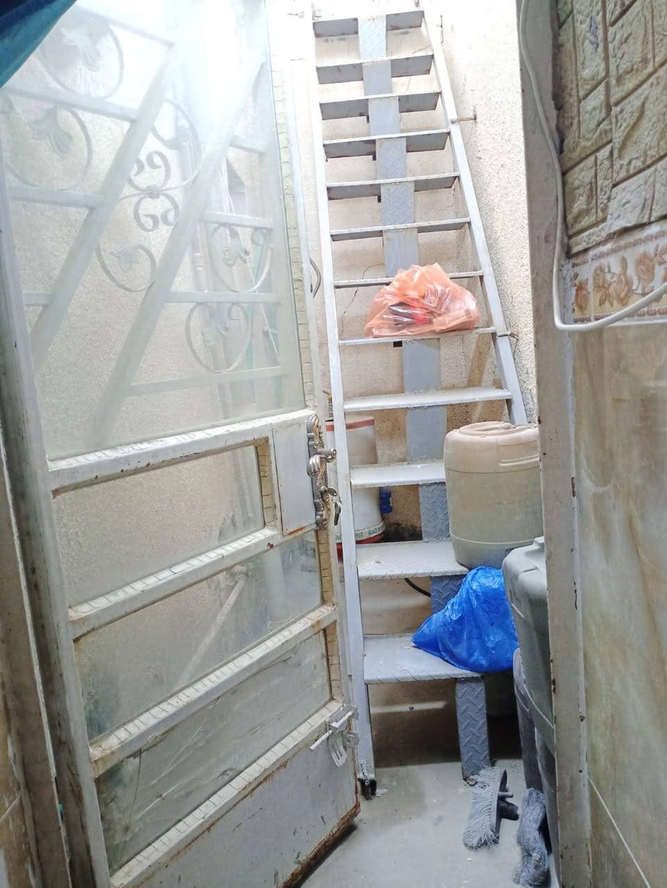 دار 86 متر للبيع واجه 4,60 متر نزال20 متر الشرطه الخامسه قرب افران الساعدي مطبخ هول غرفة نوم خدمات مناور عدد 2 موبايل *********** مكتب ابو كريم
